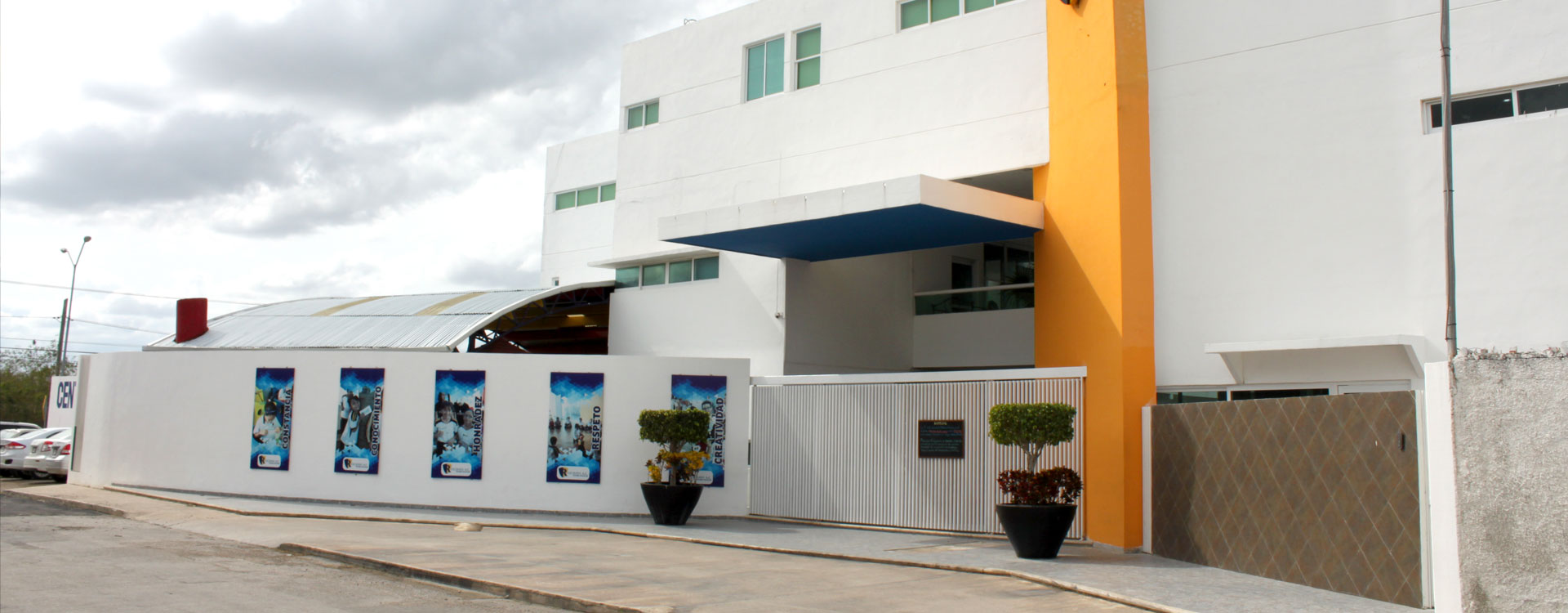 Fachada del plantel Altabrisa de Centro Escolar Rochavi en Mérida